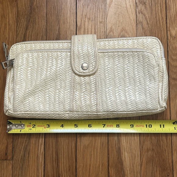 Sondra Robert’s Cluth - Picture 2 of 6